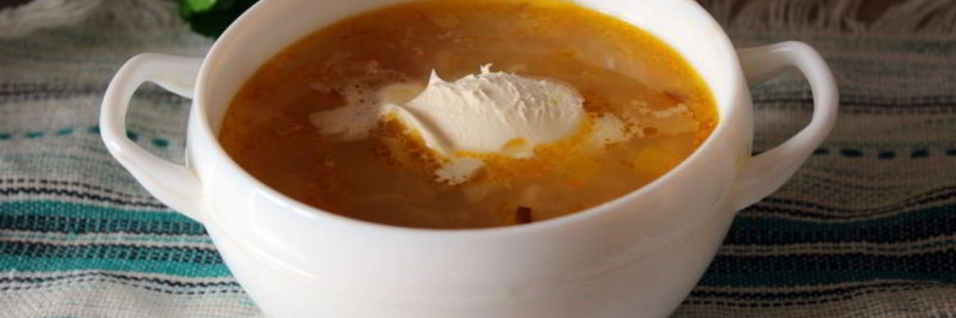 Щи из кислой капусты с перловкой на мясном бульоне