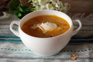 Щи из кислой капусты с перловкой на мясном бульоне