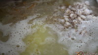 щи из кислой капусты с перловкой на мясном бульоне