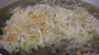 щи из квашенной капусты с грибами и перловкой