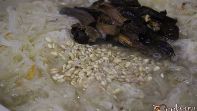 щи из квашенной капусты с грибами и перловкой