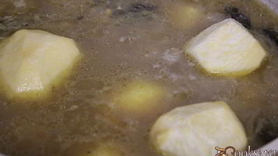 щи из квашенной капусты с грибами и перловкой