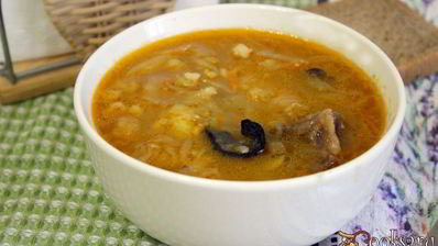 щи из квашенной капусты с грибами и перловкой