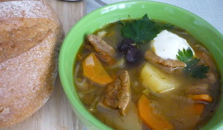 Рецепт щей из квашеной капусты с белыми грибами и айвой