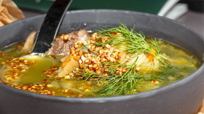 щи из квашеной капусты с белыми грибами