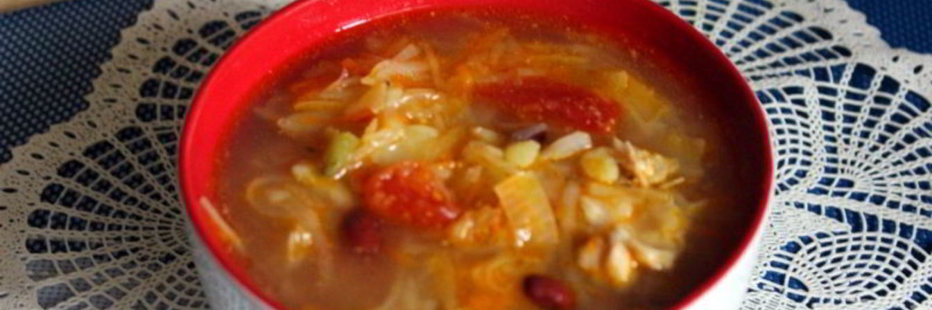 Щи из квашеной капусты с фасолью и сладким перцем на курином бульоне