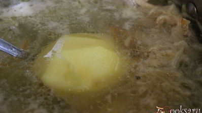 щи из квашеной капусты с фасолью и сладким перцем на курином бульоне