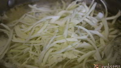 щи из квашеной капусты с фасолью и сладким перцем на курином бульоне