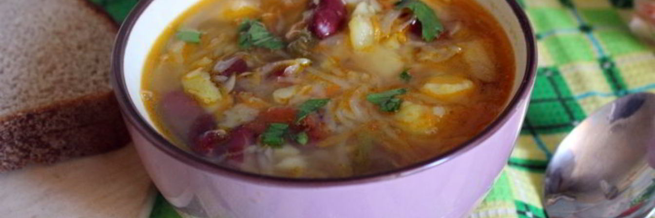Щи из квашеной капусты с фасолью и яблоком