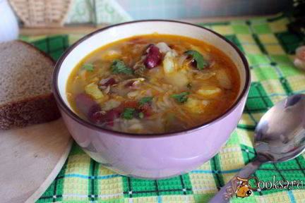 Щи из квашеной капусты с фасолью и яблоком