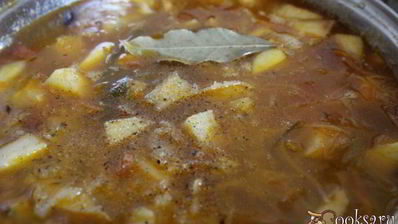 щи из квашеной капусты с фасолью и яблоком