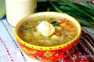 Щи из молодой капусты на курином бульоне