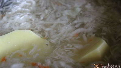 щи из свежей и квашеной капусты на курином бульоне