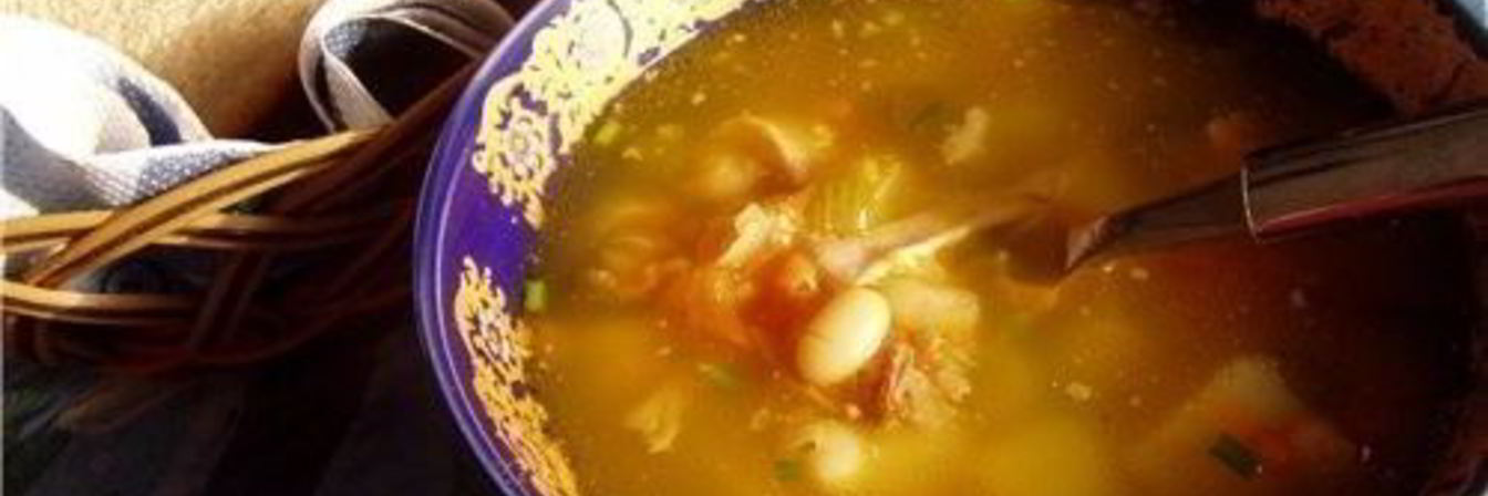 Щи из ячневой крупы, тушеной капусты и фасоли со свининой