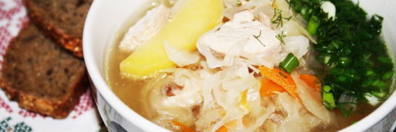 Щи с квашеной капустой, индейкой и копченой колбаской