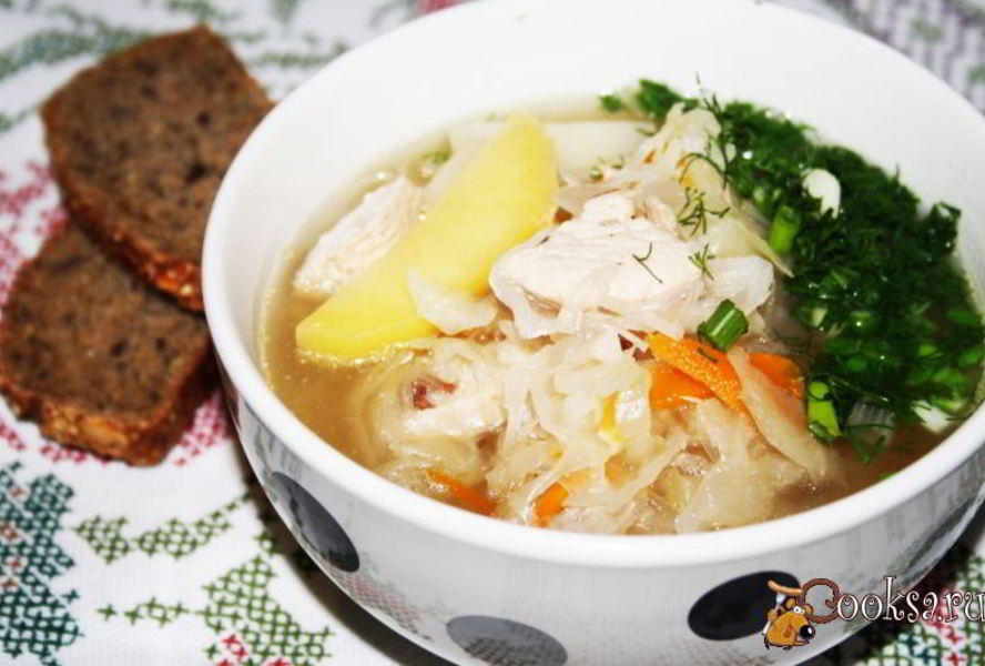 Щи с квашеной капустой, индейкой и копченой колбаской