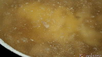 щи с квашеной капустой, индейкой и копченой колбаской