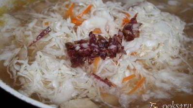 щи с квашеной капустой, индейкой и копченой колбаской