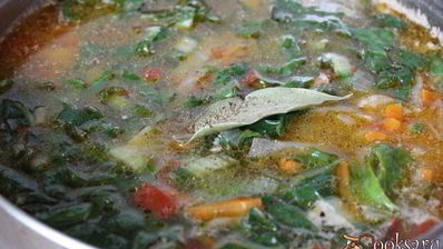 щи с мангольдом на курином бульоне