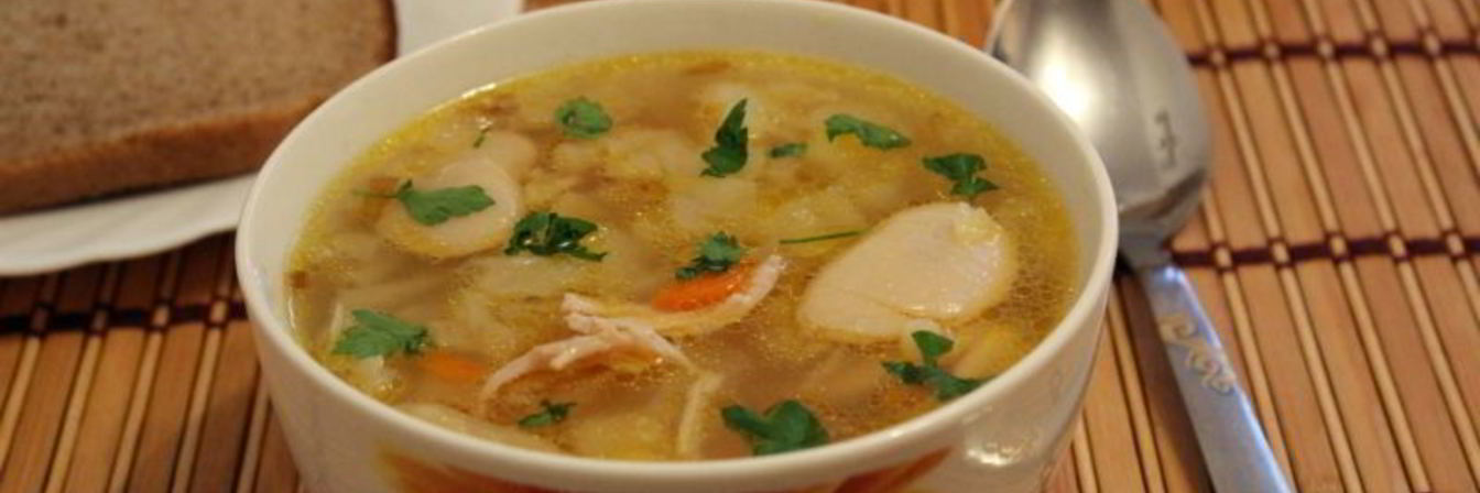 Щи со свежей капустой и лимской фасолью на курином бульоне