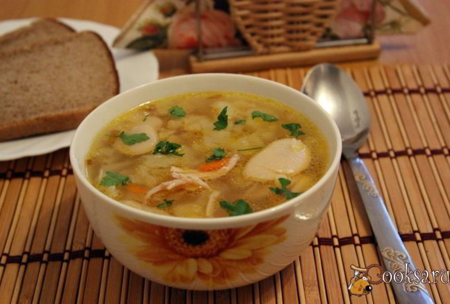 Щи со свежей капустой и лимской фасолью на курином бульоне