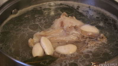 щи со свежей капустой и лимской фасолью на курином бульоне