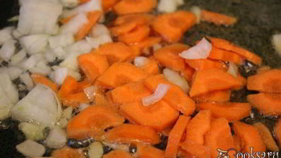 щи со свежей капустой и лимской фасолью на курином бульоне