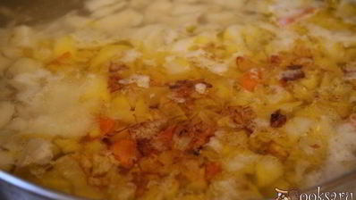 щи со свежей капустой и лимской фасолью на курином бульоне