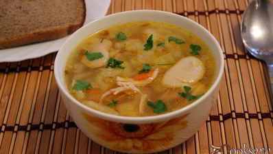 щи со свежей капустой и лимской фасолью на курином бульоне