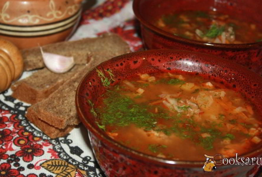 Щи со свежей капустой, индейкой и острыми колбасками