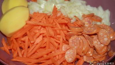 щи со свежей капустой, индейкой и острыми колбасками