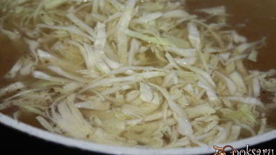 щи со свежей капустой, индейкой и острыми колбасками