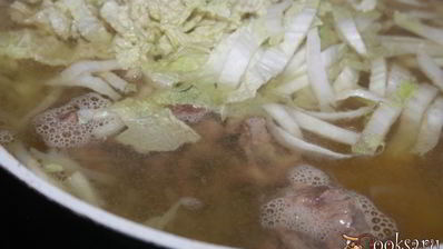 щи со свежей капустой, индейкой и острыми колбасками