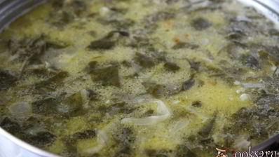 зеленые летние щи со сметаной