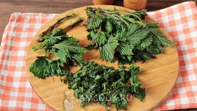 зеленые щи с капустой и крапивой