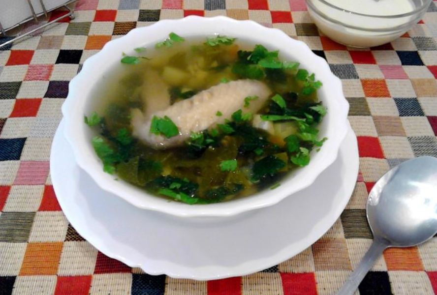 Зеленые щи с крапивой и щавелем с яйцом