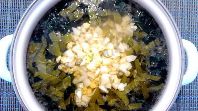 зеленые щи с крапивой и щавелем с яйцом