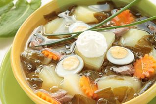 Зеленые щи с щавелем и перепелиными яйцами