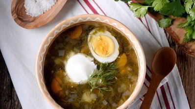 зеленые щи со щавелем и яйцом