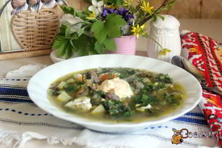 Зеленые весенние щи с фрикадельками