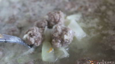 зеленые весенние щи с фрикадельками