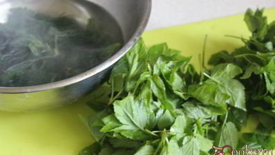 зеленые весенние щи с фрикадельками