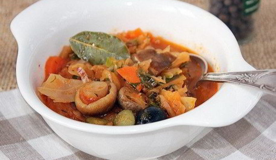 Рецепт грибной солянки с квашеной капустой и маслинами