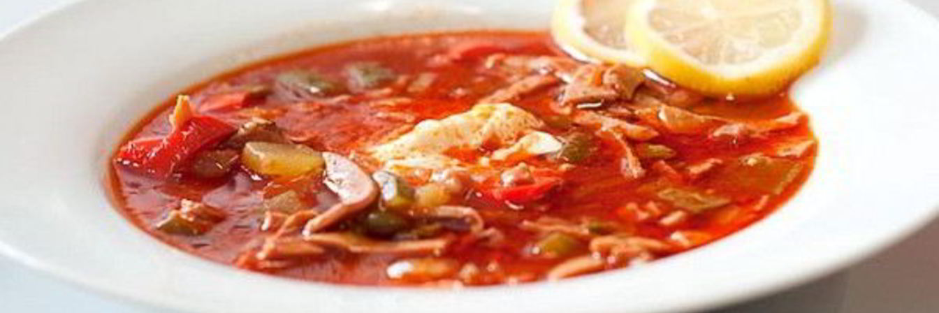 Мясная солянка с копченой курицей