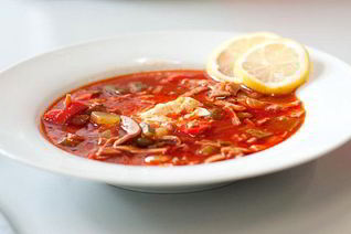 Мясная солянка с копченой курицей