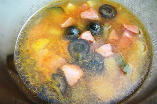 Мясная солянка с маслинами