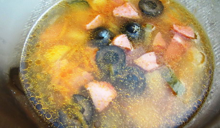 Рецепт мясной солянки с маслинами