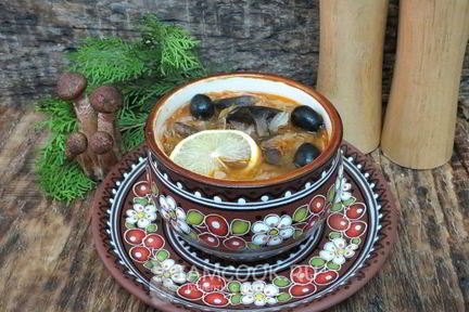 Постная солянка с грибами и капустой