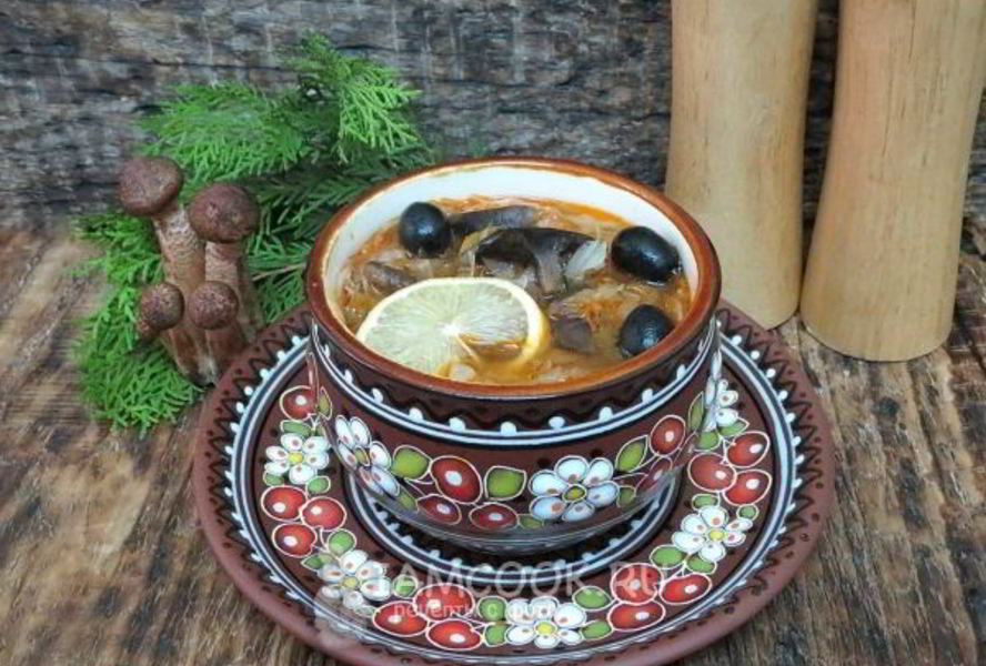 Постная солянка с грибами и капустой