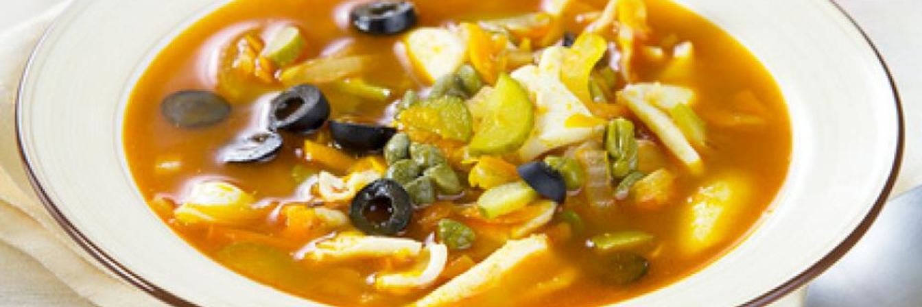 Солянка с кальмаром, оливками и овощами